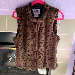 🐆🐆ANIMAL PRINT FAUX FUR VEST (Large)🐆🐆